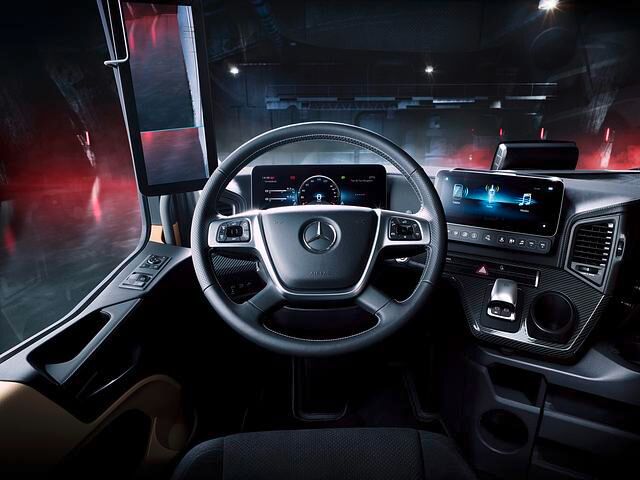 Auch in der fünften Generation Mercedes Actros ersetzen zwei Bildschirme die klassische Instrumententafel, außerdem zeigen Displays an den A-Säulen den Verkehr im Toten Winkel