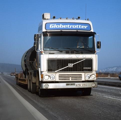 Durch das höhere Globetrotter-Fahrerhaus ist innen mehr Platz, außerdem verfügt der Truck über neue Funktionen wie Kühlschrank, Wassertank, Spüle und Küche