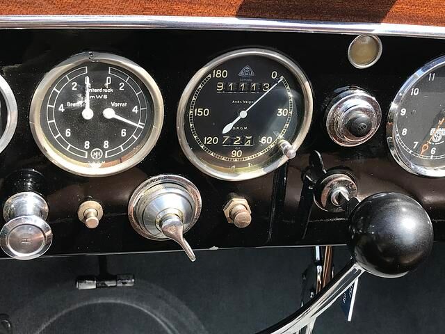 Blick auf die Instrumente des Mercedes 770 Kompressor