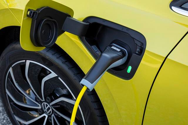 3 Stunden und 40 Minuten dauert es, den Golf eHybrid an einer Wallbos mit 3,6 Kilowatt Leistung aufzuladen
