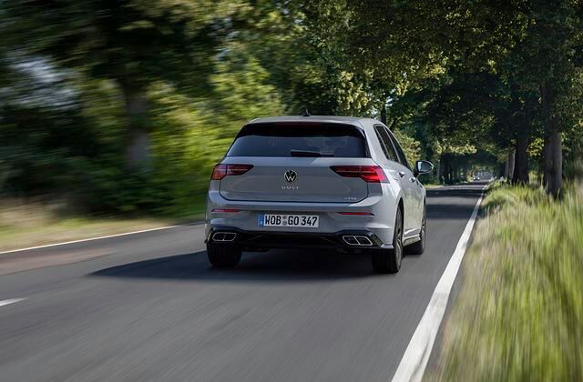 Überdies verhilft der Startergenerator dem Golf eTSI zum Segeln, er schaltet also bei gleichmäßig entspannter Fahrt für kurze Zeit den Motor automatisch ab und weckt ihn ebenfalls automatisch auf,...