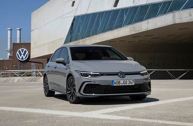 VW hat für den Golf auch noch drei sogenannte Mildhybrid-Varianten im Programm, mit Leistungen von 81 kW (110 PS), 96 kW (131 PS) und 110 kW (150 PS)