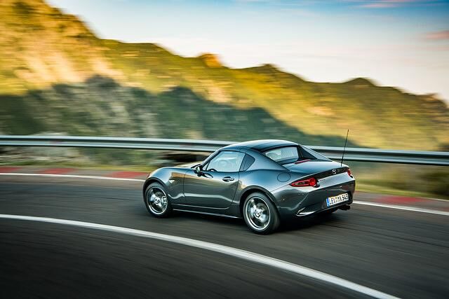 Den MX-5 gibt es auch als Ganzjahresauto mit Hardtop 