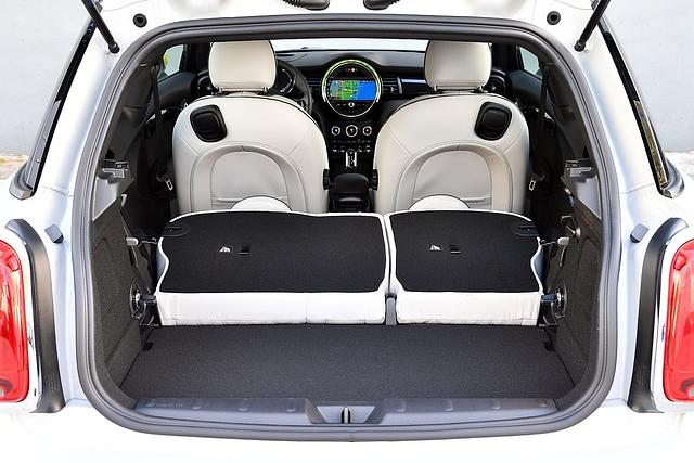 Der Kofferraum des Mini Cooper SE fasst zwischen 211 und 731 Liter