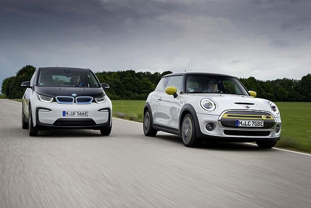 Aufgrund der die schnell agierenden \"Aktornahen Radschlupfbegrenzung\" (ARB) zeigt der Mini Cooper SE dem BMW i3 auf kurvigen Strecken die Rücklichter