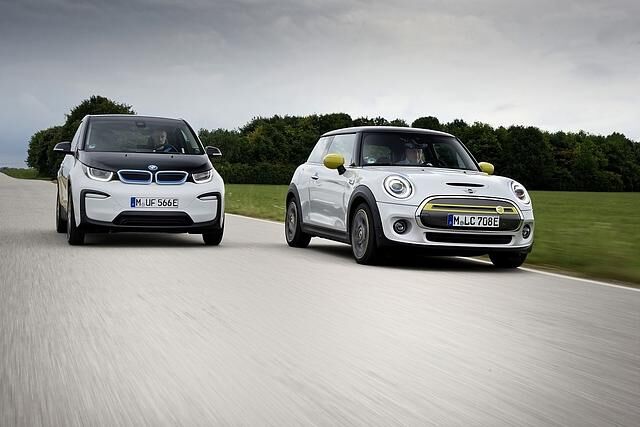 Unterm Strich hat der Mini Cooper SE (rechts) gegenüber dem BMW i3 knapp die Nase vorne