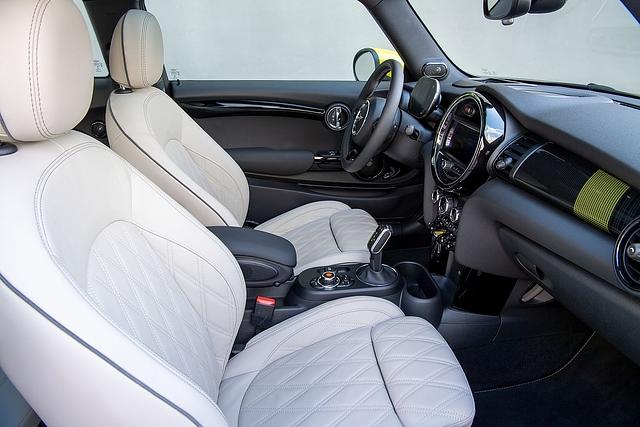 Im Mini Cooper SE sitzt man tiefer als im BMW i3