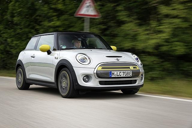 Aber ja doch: Der Mini Cooper SE vermittelt das vielbemühte Gokart-Gefühl