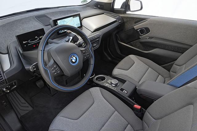 Lounge-Gestühl ohne großen Seitenhalt beim BMW i3