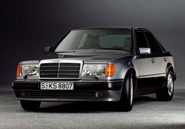 Durch ein neues Kurbelgehäuse, das auch für den kleineren 4,2-Liter-V8 im 1991 lancierten 400 E genutzt werden konnte, wurde die Bauhöhe des Motors reduziert