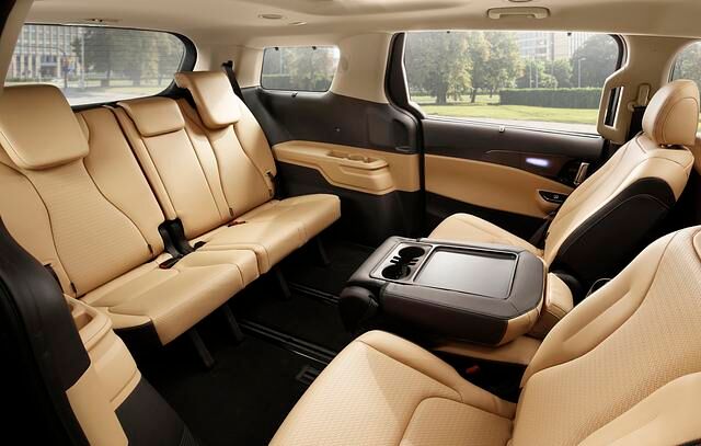 Die Fondgäste können im neuen Kia Carnival die Sitze auch in einer Vis-à-vis-Anordnung ausrichten