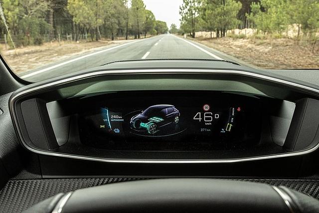 Im Peugeot e-208 sind die Instrumente hoch angeordnet, damit der Blick fast immer auf der Straße bleibt