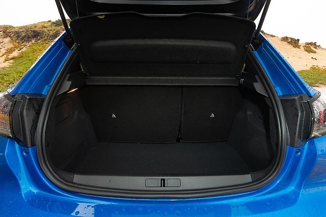 Der Kofferraum des Peugeot e-208 fasst 265 Liter und bei umgeklappten Rücksitzlehnen bis zu 960 Liter