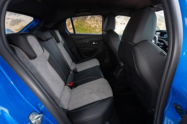 Hinten geht es beim Peugeot e-208 enger zu als beim Corsa-e