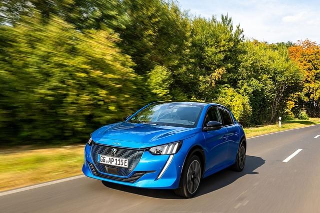 Der Peugeot e-208 hat eine markantere Front