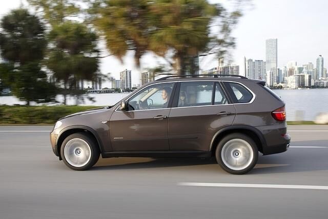 Mit seiner Länge von  4,85 Meter ist der BMW X5 E70 auch aus heutiger Sicht eine wuchtige Erscheinung