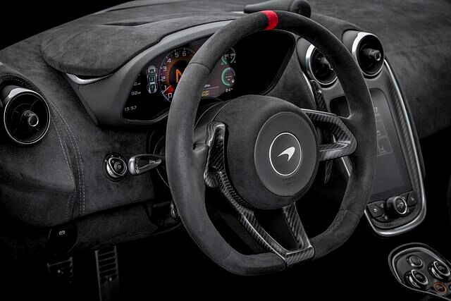 Hinterm Lenkrad bietet der McLaren 620R vergrößerte Schaltpaddle