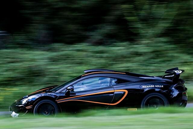 Dass der 620R mit seinen 322 km/h bei Vollgas einen Hauch langsamer ist als etwa der 600 LT lässt sich verschmerzen