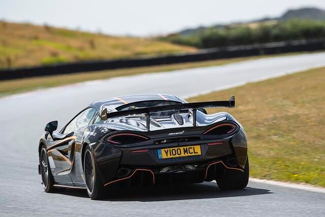 So eindrucksvoll die Beschleunigung auf der Geraden auch sein mag, noch spektakulärer souverän verhält sich der McLaren in Kurven