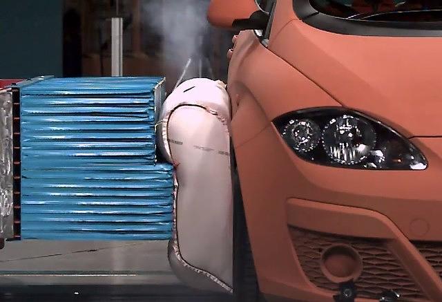 Der Außenairbag von ZF löst vor dem Crash aus