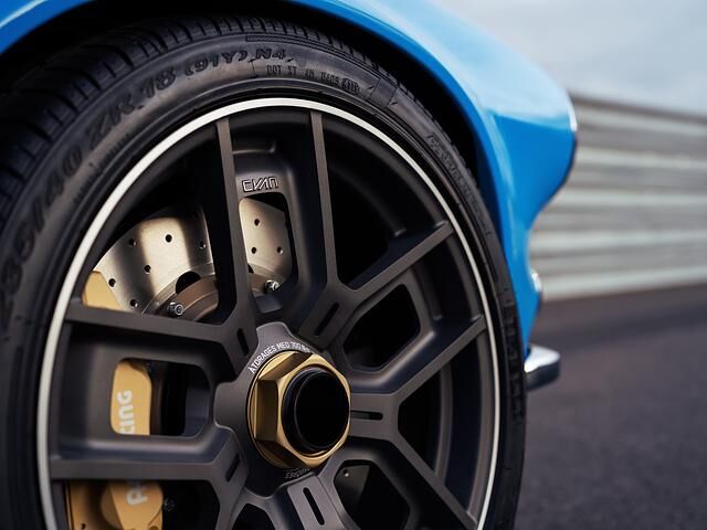 Der Original-P1800 stammt aus dem Jahr 1964. Cyan Racing hat diesen zu einem modernen Sportwagen umgewandelt