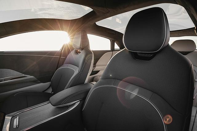 Ein großes Panoramadach sorgt im Lucid Motors Air fast für Cabrio-Feeling