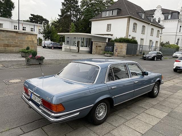 Mercedes 450 SEL 6.9 - Baureihe W 116 vor der Villa Hammerschmidt