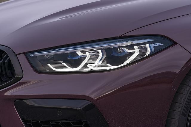 Böser Blick: Wenn man mit dem BMW M8 Competition Gran Coupé angerollt kommt, springen Vertreter mit ihren 210 PS Diesel-Fahrzeuge verschreckt zur Seite
