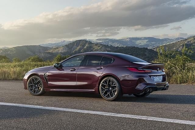 Bei aller Sportlichkeit in engen Kurven, kann das BMW M8 Competition Gran Coupé das Gewicht von 1.980 Kilogramm nicht ganz verhehlen