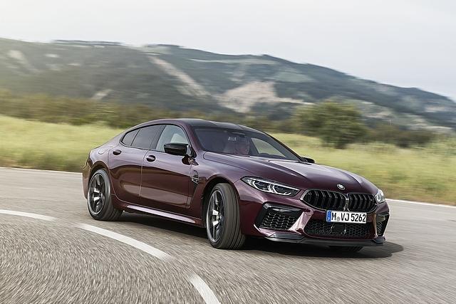 Das BMW M8 Competition Gran Coupé lenkt gierig ein