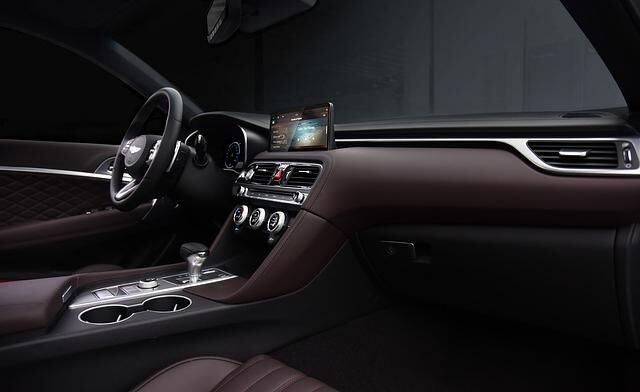 Der Innenraum des G70 bleibt weitgehend unverändert. Allerdings wächst der Touchscreen in der Armaturenbrettmitte von 8 auf 10,25 Zoll