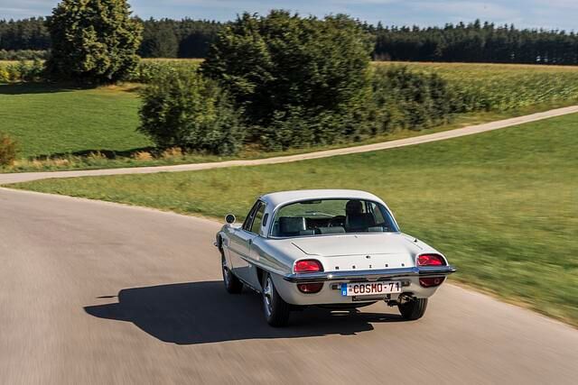 Mit dem Cosmo will Mazda auch seinem ungleich größeren Lokalrivalen Toyota und dessen 2000 GT in die Parade fahren