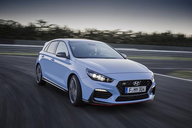 Das Blau des bisherigen Hyundai i30 N bleibt, technisch ändert sich einiges