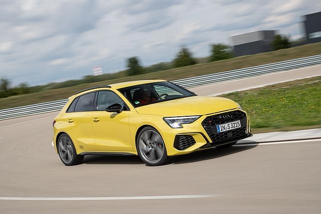 Der Audi S3 Sportback TFSI hat keine explizite Wankstabilisierung. Diese Aufgabe erledigen die variablen Dämpfer.
