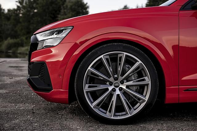 Der Audi SQ8 TFSI rollt auf bis zu 23 Zoll großen Rädern