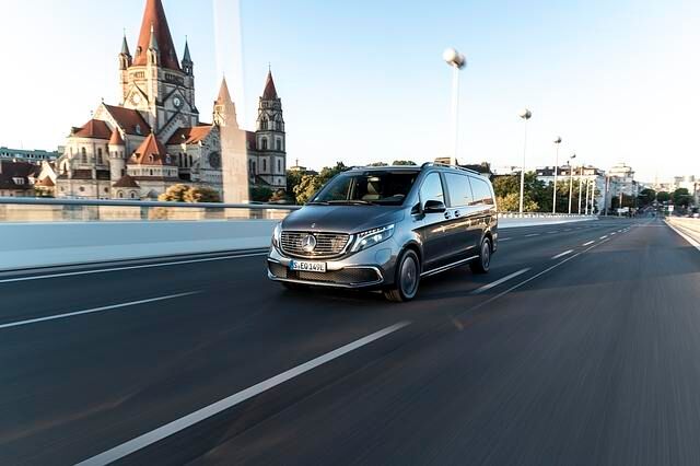 Im City-Verkehr als Shuttle-Fahrzeug macht der bis zu achtsitzige Benz eine hervorragende Figur, hat genug Energie, um auch den ganzen Tag durchzuhalten und braucht sich in Sachen Wohlfühl-Ambiente...