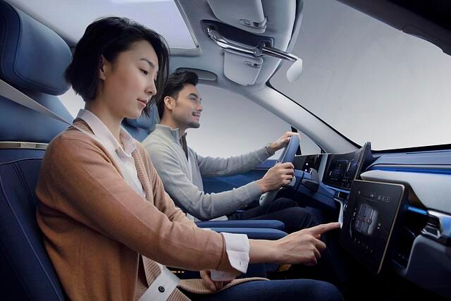 Der XiM21 bietet ein in seiner Position variablen Touchscreen, der sich optimal auf die Position des Beifahrers einstellen lässt