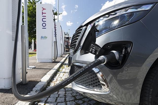 Der Mercedes EQV 300 kann mit bis zu 110 kW geladen werden