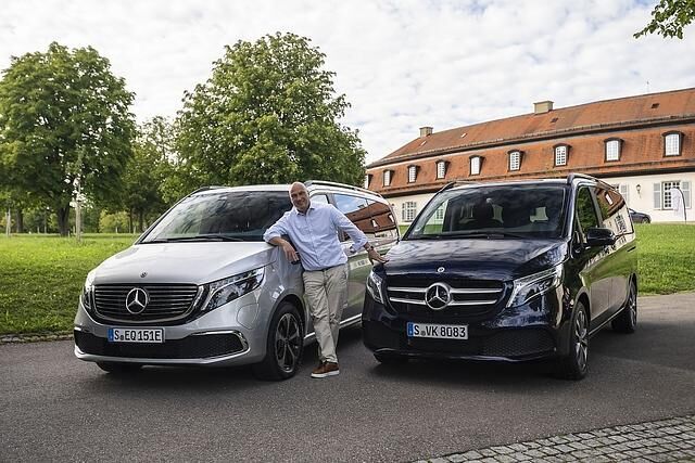 Zwei ungleiche Brüder: Der Mercedes EQV 300 (links) hat in der Stadt definitiv seine Vorteile. Die V-Klasse ist auf Langstrecken stärker
