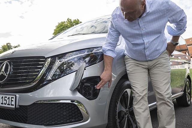 An einem 110 kW Lader sind die Akkus des Mercedes EQV 300 nach rund 45 Minuten zu 80 Prozent gefüllt