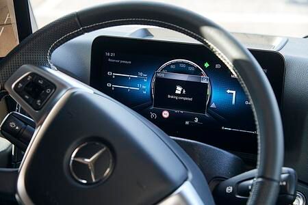 Lkw-Assistenzsysteme von Mercedes   - Notbremsung vor Abbiegeunfall 