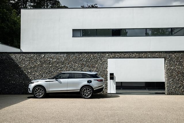 Als P400e kann der Velar künftig auch rein elektrisch bewegt werden. Allerdings reicht der Energievorrat der Akkus nur für rund 60 Kilometer