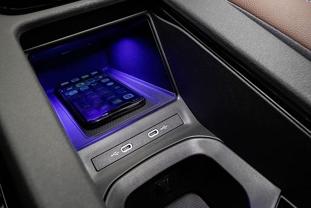 Das Smartphone wird induktiv geladen