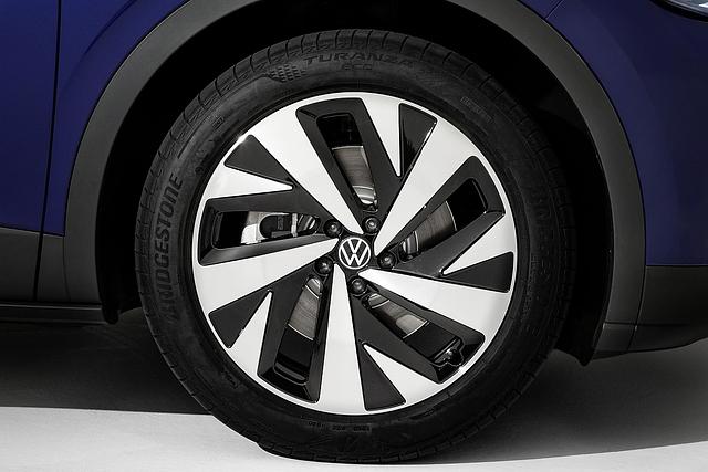 Der VW ID.4 rollt auf bis zu 21 Zoll großen Felgen