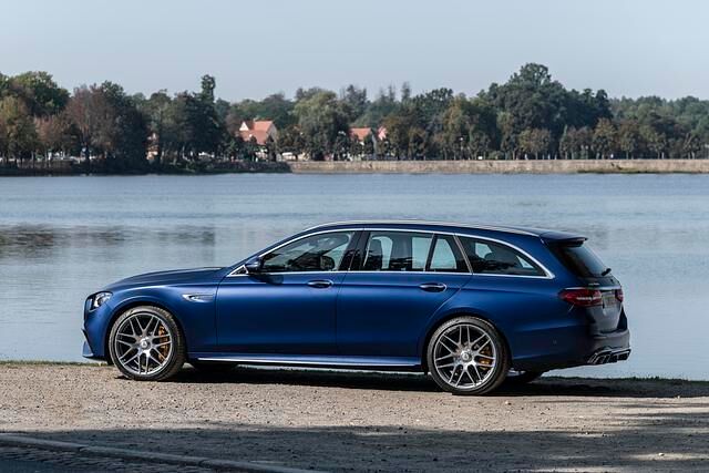 E 53 und E 63 fahren noch in diesem Herbst mit retuschiertem Design, aktualisiertem Interieur und erweiterter Ausstattung vor