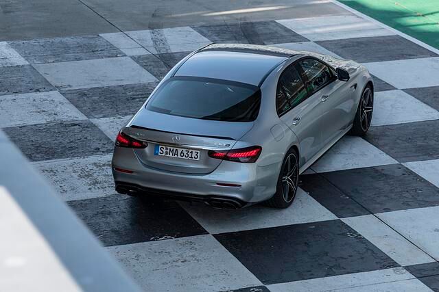 Außerdem trägt die Limousine jetzt auch im Sportdress die schmaleren Rückleuchten, die bis in den Kofferraumdeckel ragen
