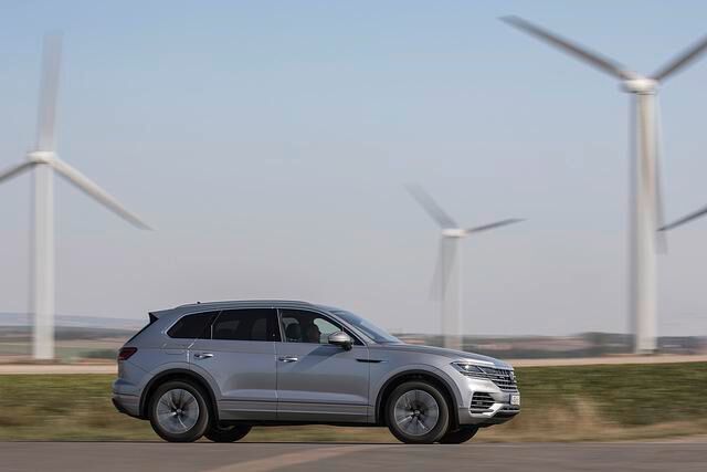 Das elektro-typische leise Surren kämpft mit dem Reifengeräusch und dem Fahrwind um die akustische Vorherrschaft