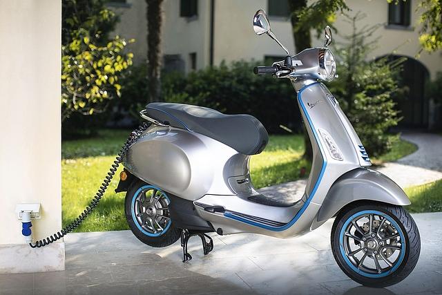Die Vespa Elettrica muss an der Steckdose geladen werden