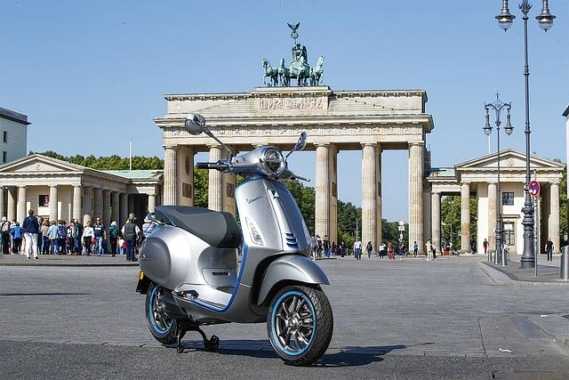 Auch als Stromer ein Klassiker: die Vespa Elettrica