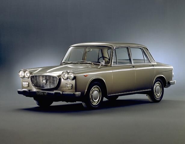 Das Mittelklassemodell Lancia Flavia geht 1960 als viertürige Limousine mit einem 1,5-Liter-Vierzylinder-Boxer-Benziner an den Start